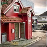 Sentralt,unikt Lite Bergenshus Med Sjel Pa Fine Nostet! *