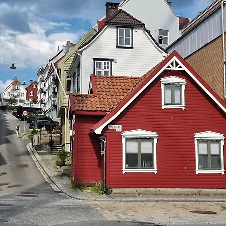 Holiday home Sentralt,unikt Lite Bergenshus Med Sjel Pa Fine Nostet! *