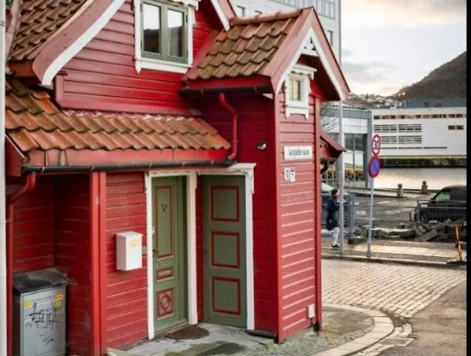 Sentralt,unikt Lite Bergenshus Med Sjel Pa Fine Nostet! *