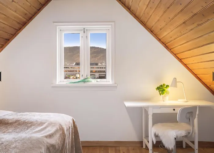 Sentralt,unikt Lite Bergenshus Med Sjel Pa Fine Nostet! Bergen